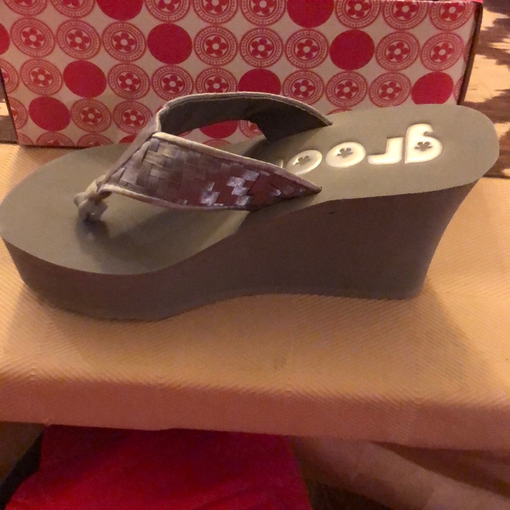 Grey heeled flip flops